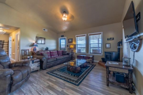 Rain Dance Retreat: Updated 2 Bedroom, 2 Bath Cabin with a Private Hot Tub and Views For Days!